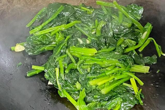 “春季不养肝，40满脸斑” ，春天多吃3种“护肝菜”，润肤美颜