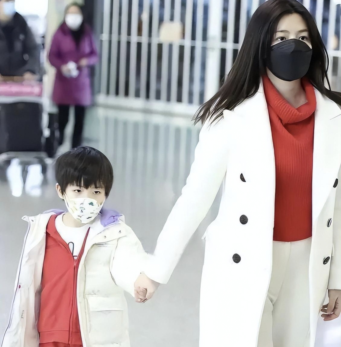 陈妍希带娃现身机场！穿白色套装似丧服，7岁儿子五官似妈超精致