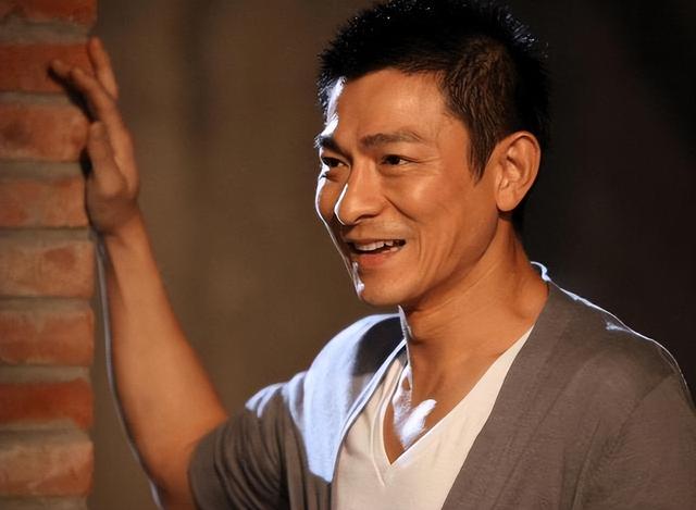 20年后，刘德华悲哀地发现，自己竟成了港娱的“断水流大师兄”