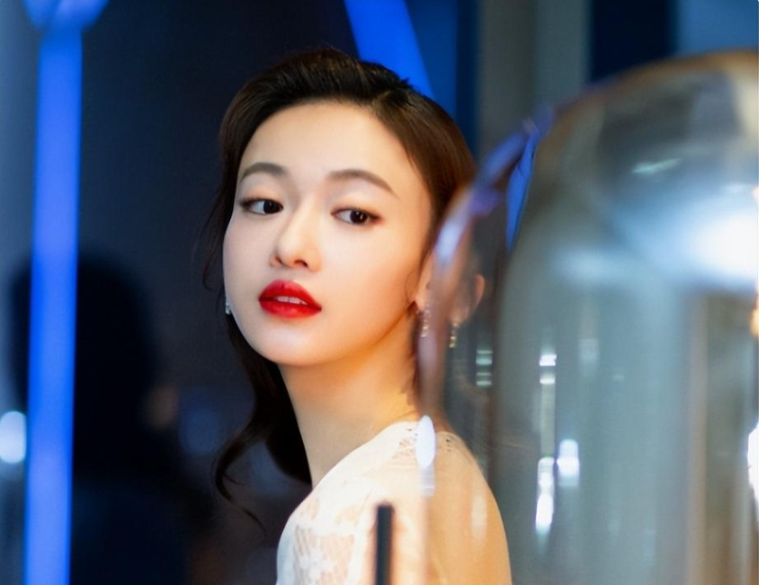 被央视怒批仍不悔改，出门带6个助理30个保镖，网友：你是个啥呀