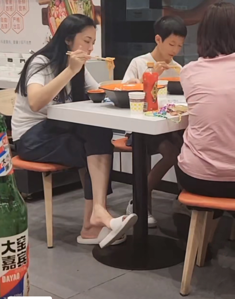 姚晨带儿子吃麻辣烫,穿拖鞋露面超接地气,11岁小土豆长腿抢镜