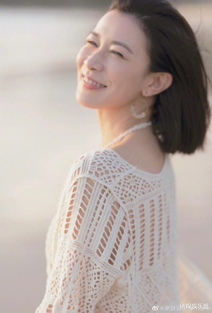 49岁佘诗曼罕晒泳装美照，全身零赘肉A4腰抢镜，容貌身材太抗老