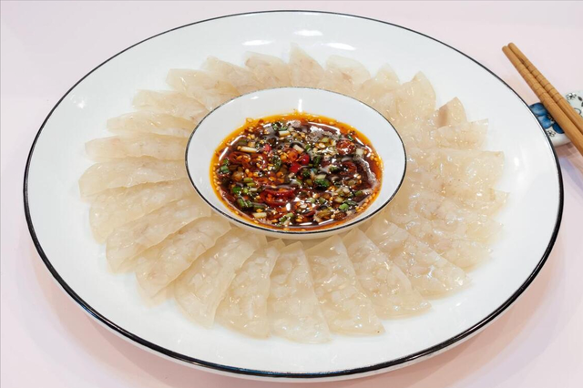 做猪皮冻,不要焯水后直接下锅煮,多做1步,皮冻更透亮,不腥气