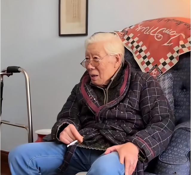 93岁杨少华酒肉不断、华子不离身，却仍骨瘦如柴，是福还是灾？