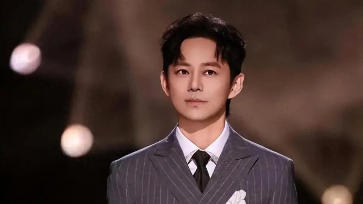 何炅两度缺席《歌手》，不只为演了18年的话剧，更是为了成全他！