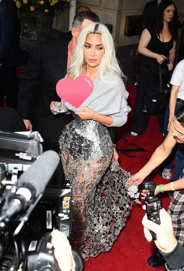 金卡戴珊Met Gala红毯出炉！夸张腰臀比太不真实，网友质疑咋呼吸