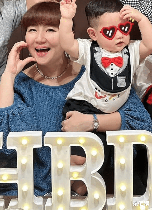 任家萱一家5口同框，42岁的她胖到没脖子，1岁儿子瘦了更像妈妈