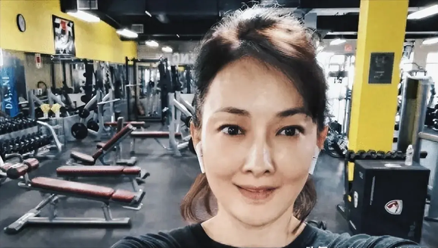 糊涂啊!51岁牛莉整容失败,本人在评论区给网友道歉