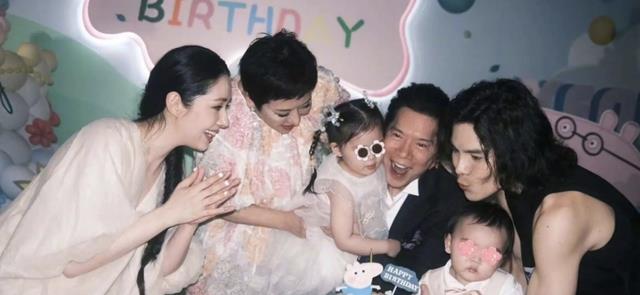 郭碧婷一人带俩娃玩,2岁儿子留长发似姑娘,自己比孩子玩的还欢