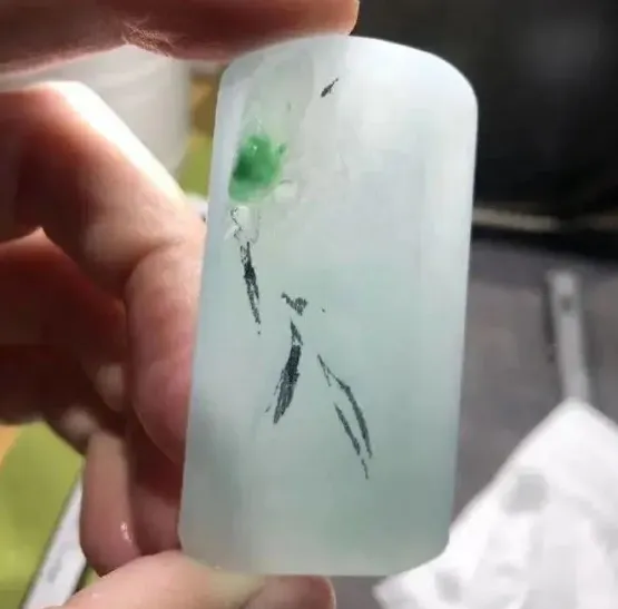品质一般的翡翠片料，雕刻后完全不一样了