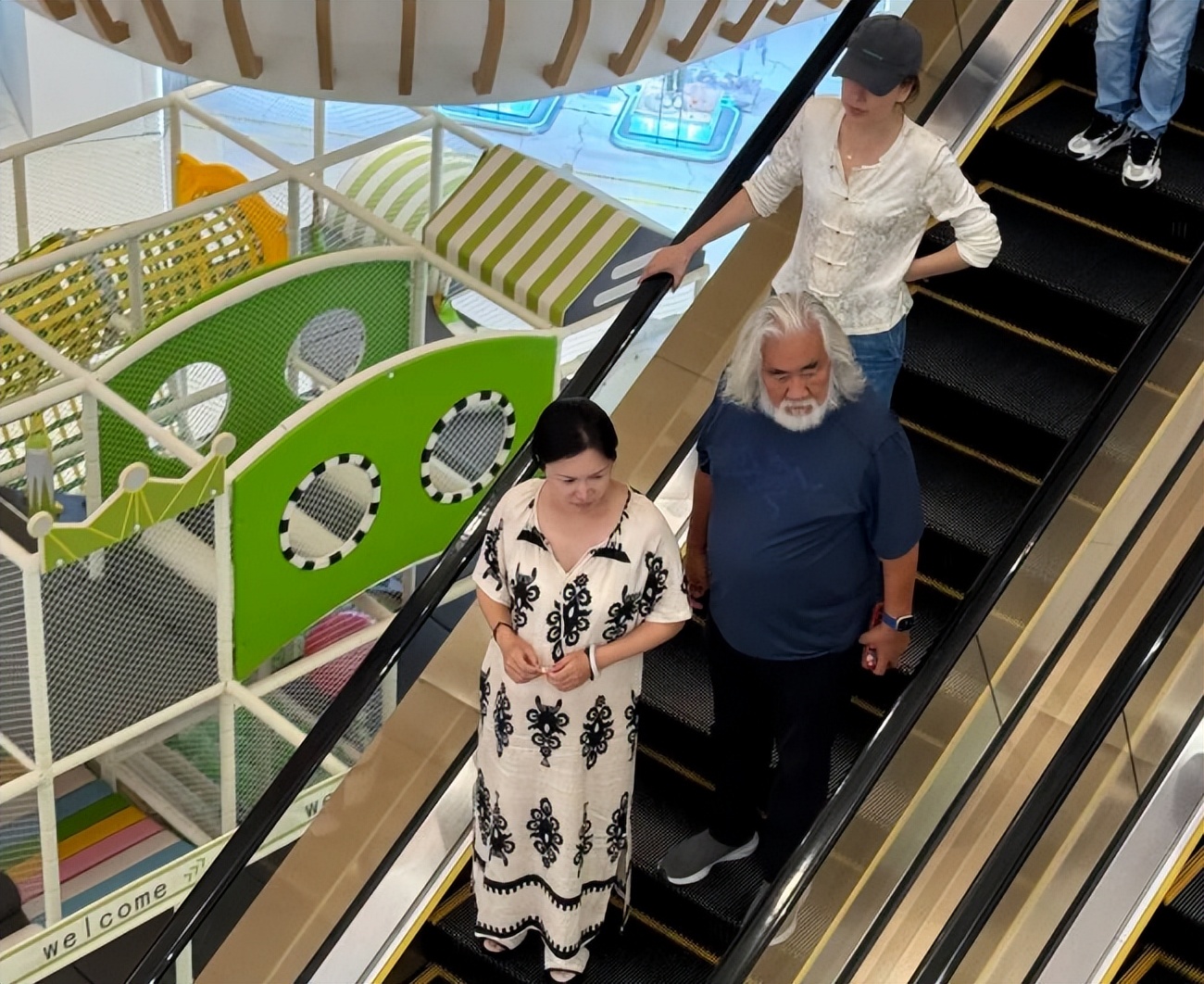 张纪中一家逛商场,总裁长女与小4岁继母无交流,杜星霖肚大如箩