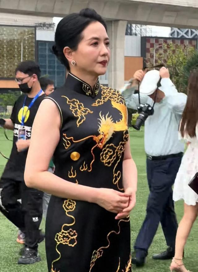 58岁小白菜陶慧敏近照曝光，身穿旗袍富贵大气，不愧是校花