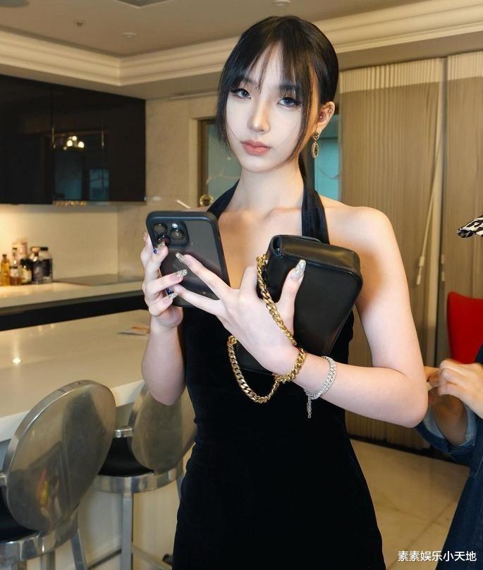 小S大女儿变胖了,深夜在荒地里秀身材,耳朵上打了6个耳钉