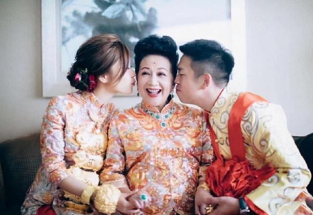 薛家燕:一路好好走,被赶出家门险自杀,恋小17岁小鲜肉现状如何