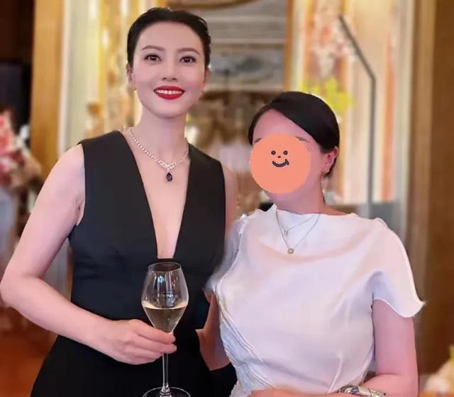 高圆圆淡定自若,没获主办方照顾也努力社交,也不嫉妒宋慧乔