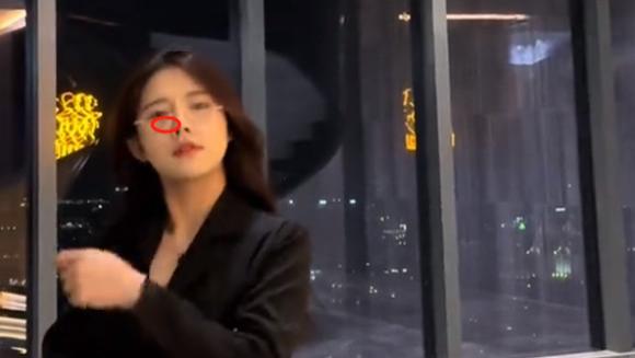 柬埔寨依晴现身复式豪宅，双腿发颤手抽搐，眼镜反光现白衣男