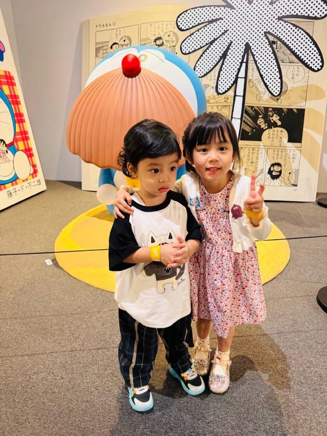 杨怡带娃看哆啦A梦展，2岁半儿子眼大大似混血儿，身高已赶上姐姐