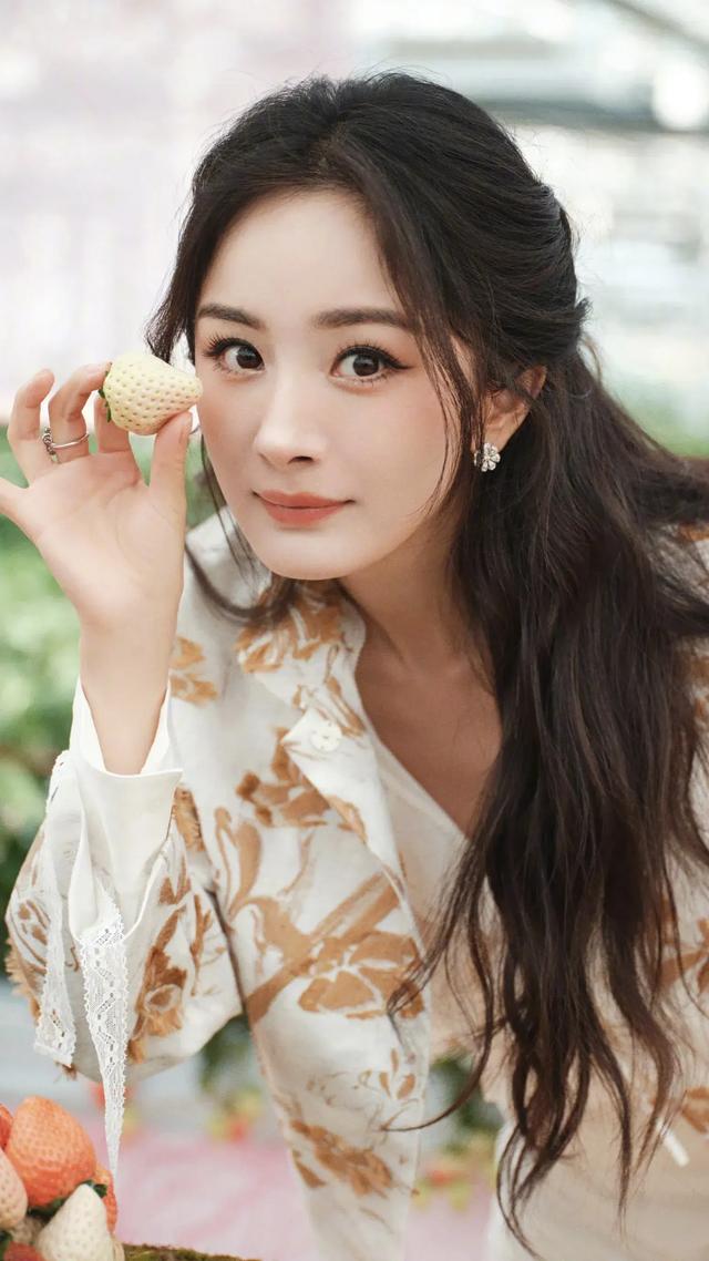 杨幂，18岁的迷人照片分享给大家一起欣赏呗！太罕见的女神已上线