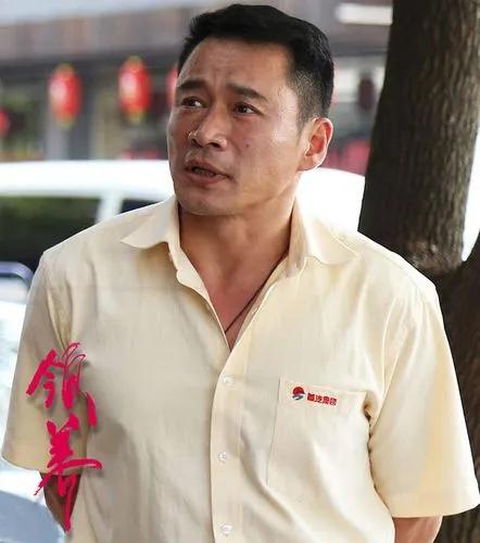 54岁“武松”丁海峰曝光:在美国树林砍柴烤肉,美国豪宅尽显气派