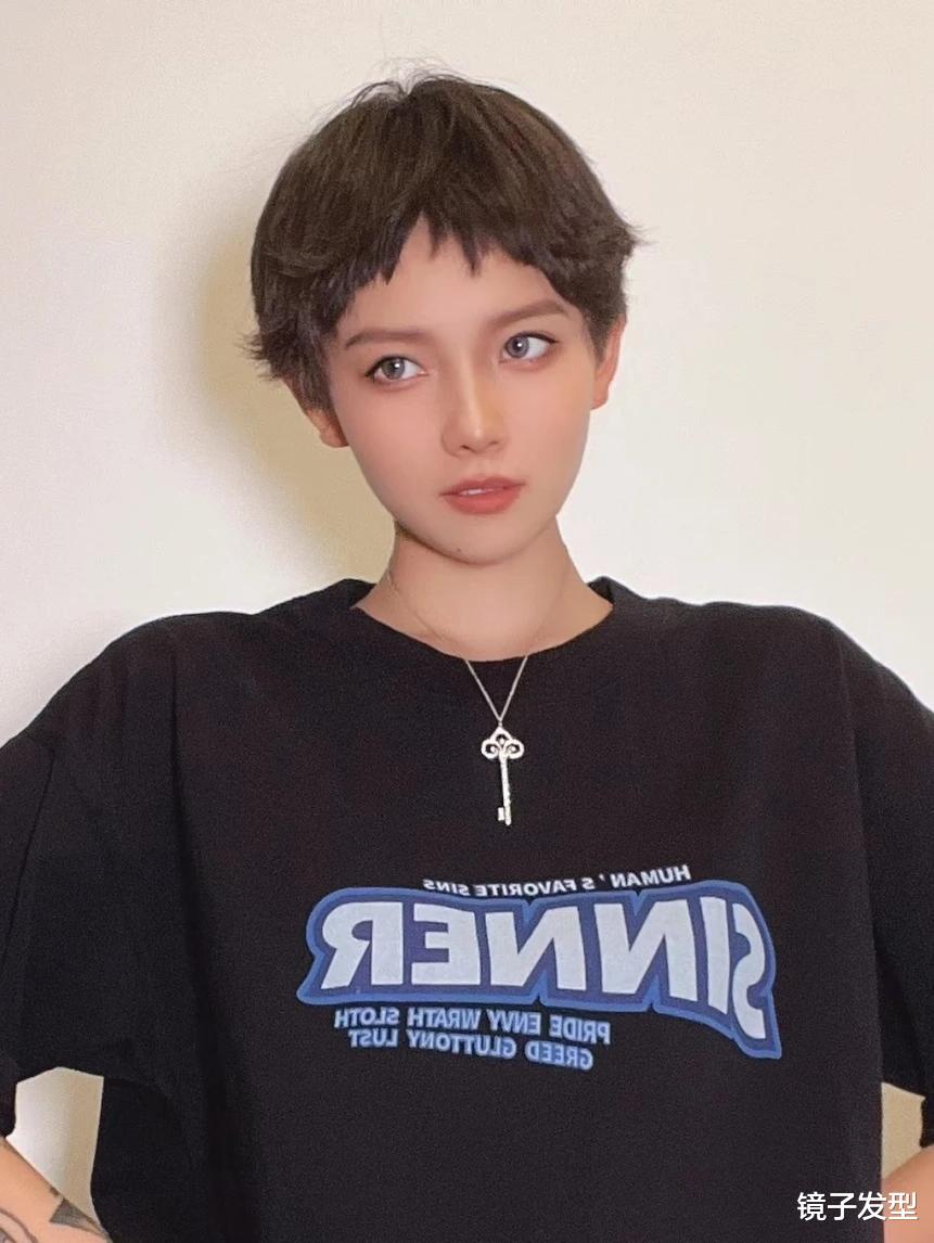 女士短发怎么剪,露耳短发搭配不规则刘海,效果真不赖