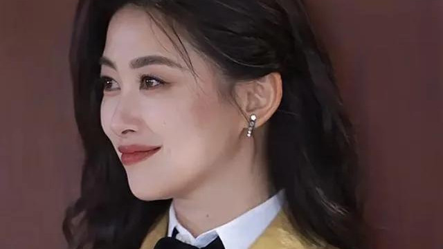 喜欢看她的两个小酒窝！性感“妩媚”，很有风韵，女人味十足