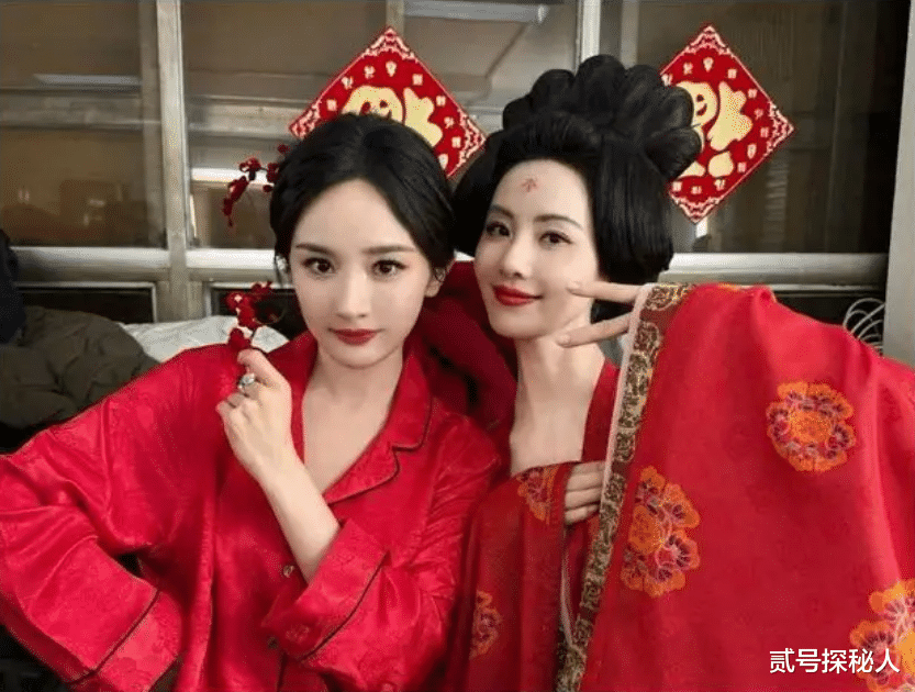 Vogue晚宴，刘诗诗杨幂热聊，完全不敢直视对面压轴刘亦菲