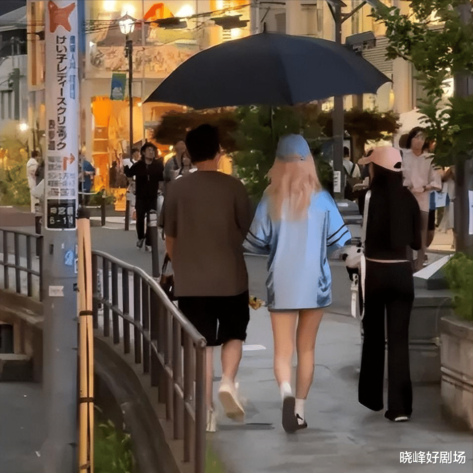王思聪日本街头遇新欢,金发美女相伴,懒懒恋情告急?