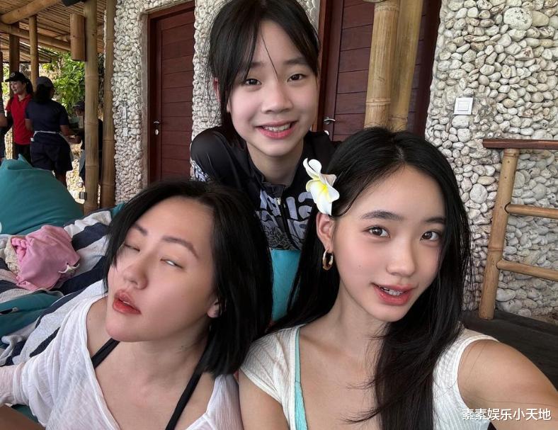 许老三小学毕业走性感路线，12岁穿露肩裙擦口红，比两个姐姐漂亮