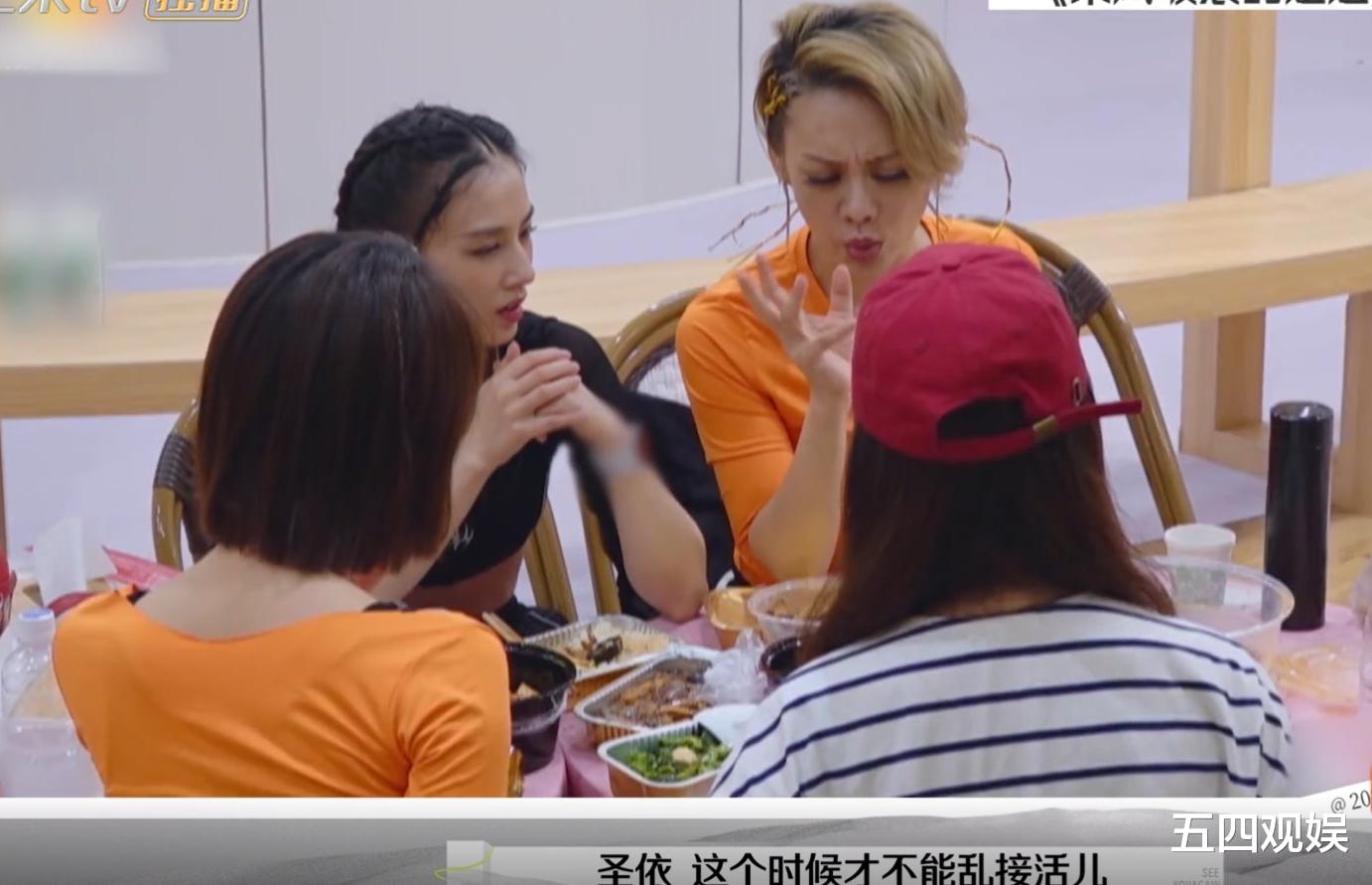 杨子有5个手机号,朋友圈大约25000人,回复顺序都排在黄圣依前面