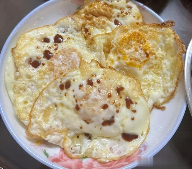 广东一家三口的午饭火了，4个菜成本不到20块，网友：真会过日子