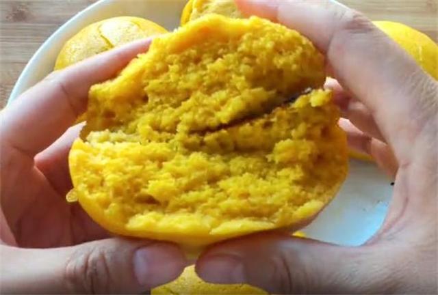 一碗玉米面，半个南瓜，筷子一搅，个个松软开花，15分钟搞定早餐