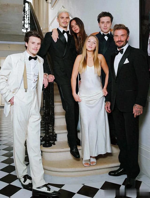 贝嫂50岁状态！贝克汉姆晒全家福，贝嫂气场 全家男人都比不过