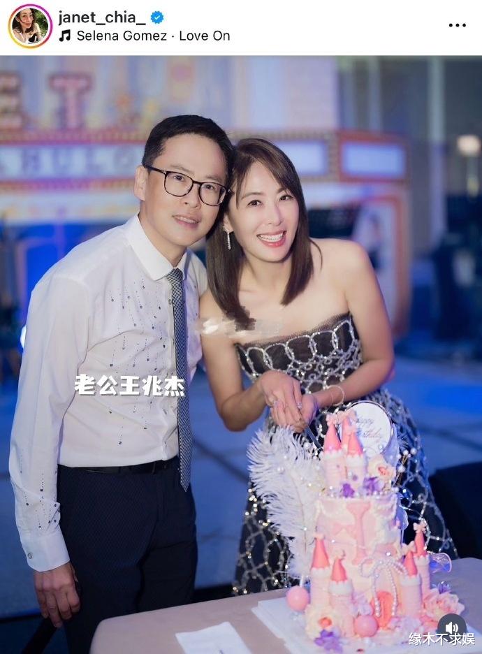 小S吴佩慈参加名媛生日,小S被男星簇拥,吴佩慈风光不再暴瘦许多!