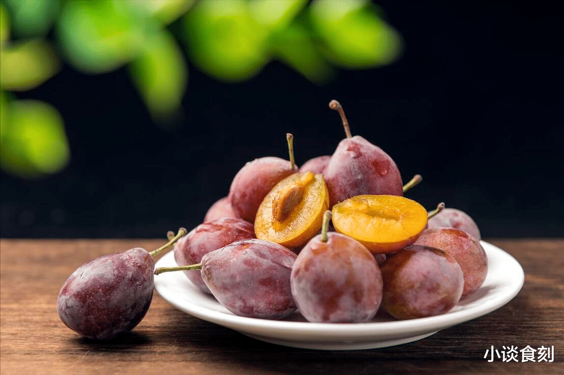 进入8月,少吃西瓜和菠萝,多吃5果,降燥热,补充水分,顺利入秋