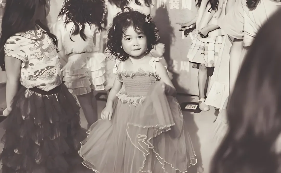 王阳3岁女儿走秀首秀,满头卷发似洋娃娃,网友:比你老爸走的好