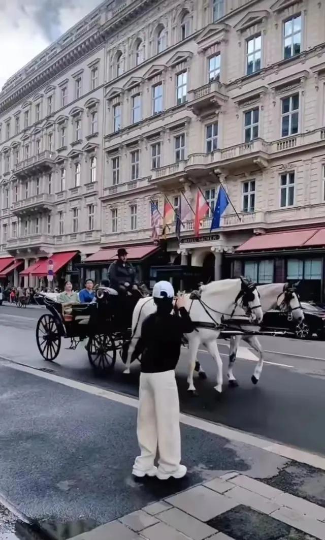 付笛生携儿子儿媳到奥地利！任静戴着30万镯子 与老公街头甜蜜相拥