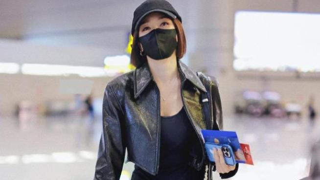 秦岚带火了“黑化”穿搭：短外套+紧身裙+长筒靴，显瘦显高又洋气