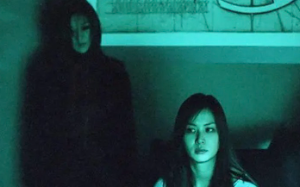 我是一名钢铁直女主播，为了拯救直播间人气夜探凶宅，结果当场撞见一具还未凉的女尸！