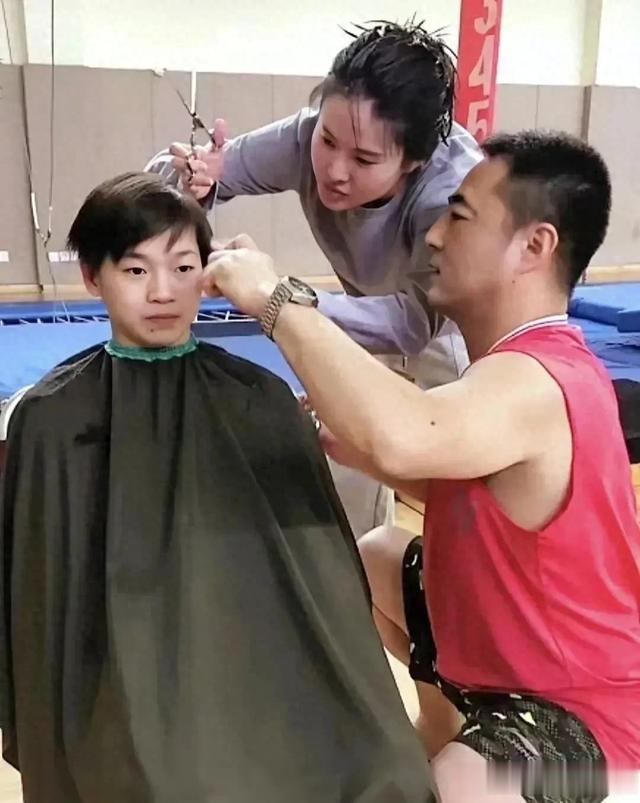 陈若琳给全红婵剪头发,网友:冠军的头发还得冠军来剪
