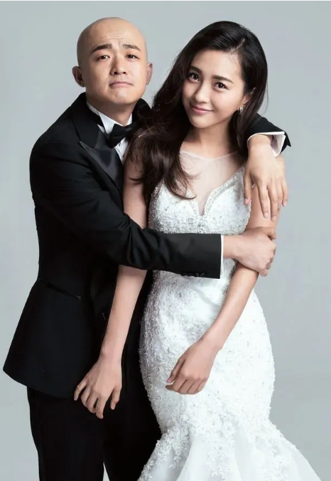 包文婧大方晒二胎孕肚!自曝被包贝尔和女儿催生,无奈才怀上孩子