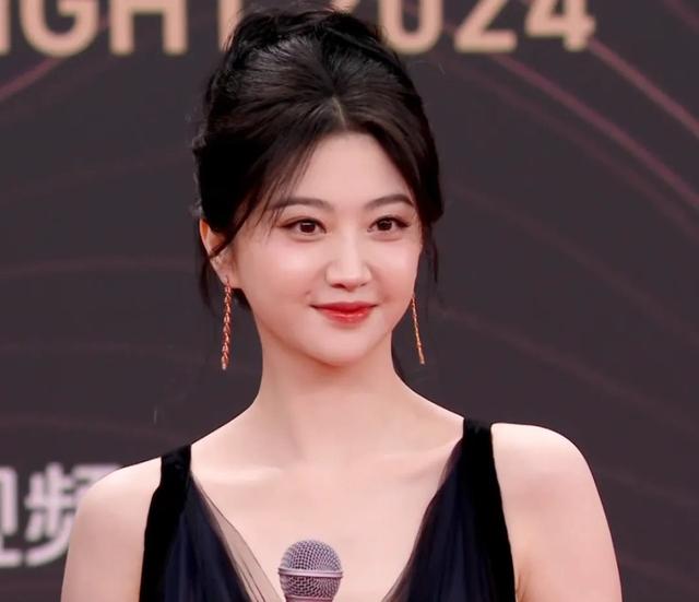 星光大赏女星斗艳：赵丽颖、唐嫣平分秋色，虞书欣变“成熟了”！