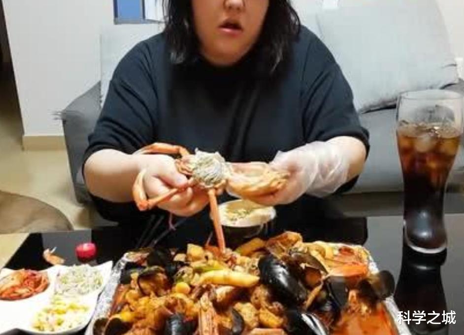 24岁网红吃播突然猝死，血管畸形腹部胀大，尸检时胃里塞满食物