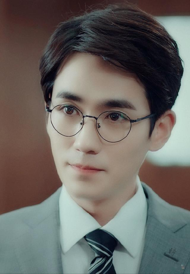 都是长尾小卷发,朱一龙、于适、成毅谁更好看?