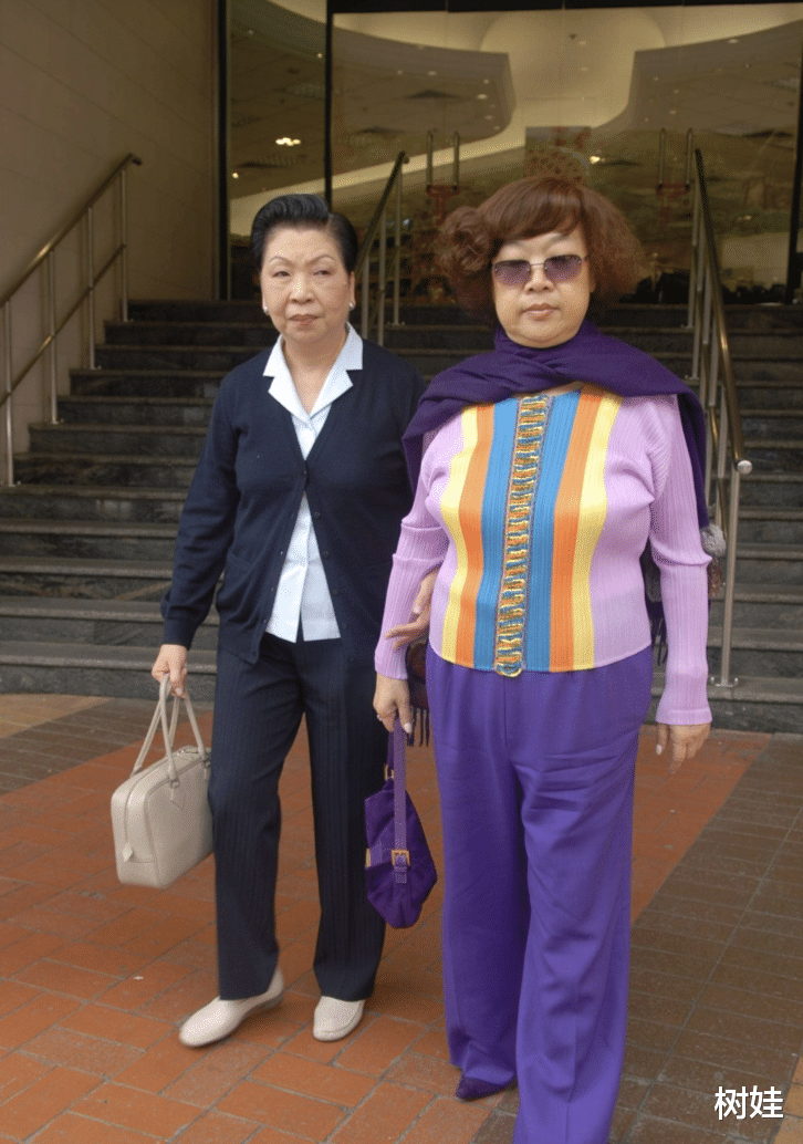 76岁姜大卫与张彻遗孀合照，半蹲合照以表敬意，称见到师母太开心