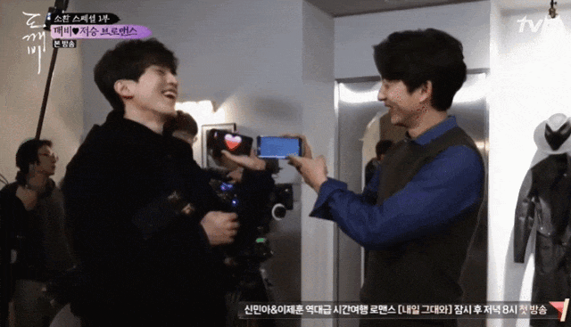 45岁孔刘公开甜蜜合照！网友：他不结婚的理由找到了…