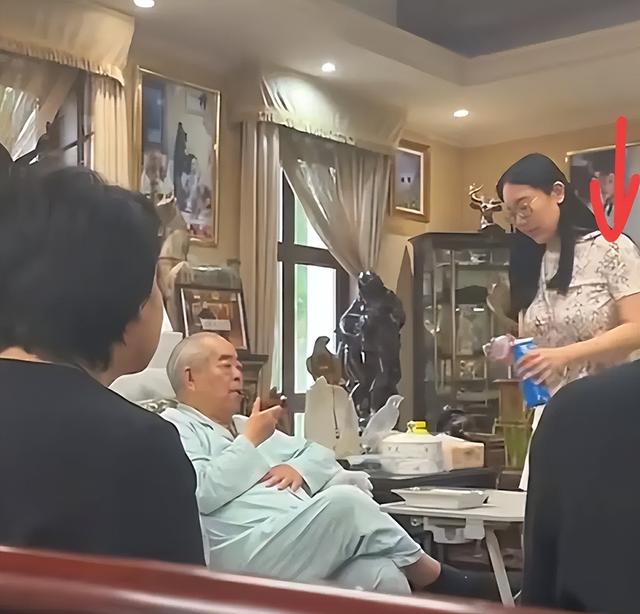 86岁范曾居家近照曝光!徐萌素颜曝光胖了好多,儿媳穿Gucci出镜