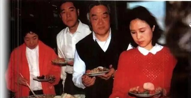 琼瑶与平家子女聚会照曝光 两人亲吻 继子女不满 台媒采访二女儿平珩