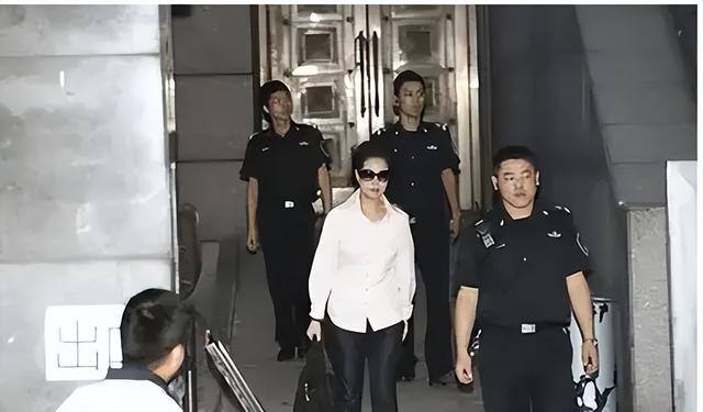 自作孽！李天一梦鸽卷钱跑路？84岁李双江投靠前妻，晒与长子合影