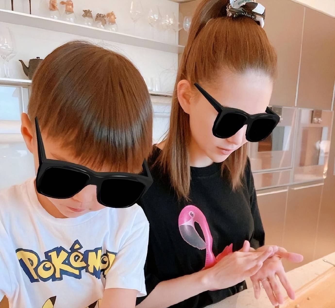 昆凌首晒三孩子正脸照,儿女颜值出众随爸妈且姐弟开心合影