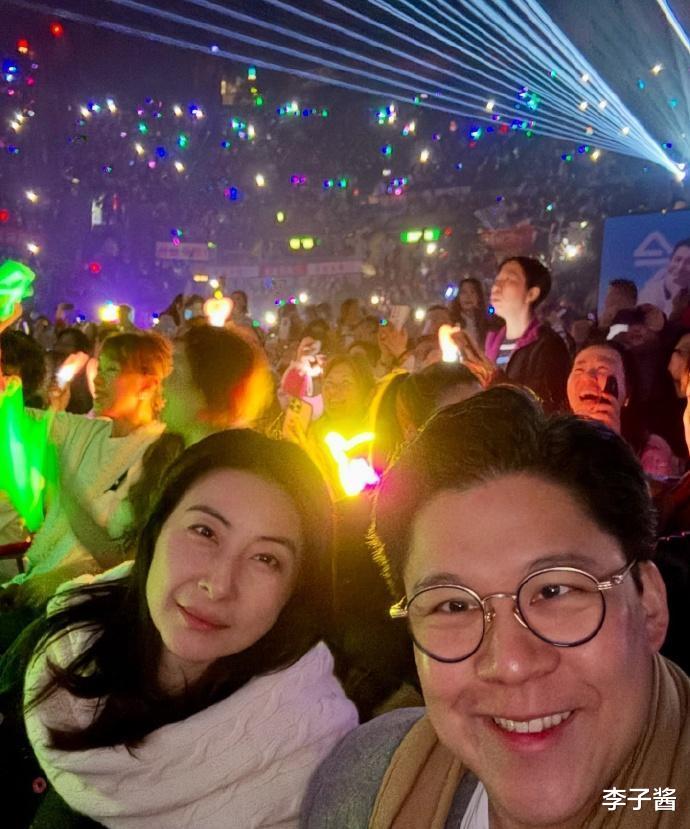 郭晶晶携老公过二人世界，新造型非常淑女，老公还帮忙拿保温杯